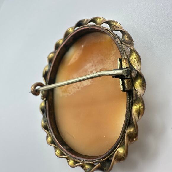 Antique Victorian gold filled woman with dog bridge carved shell cameo brooch - Picture 7 of 9